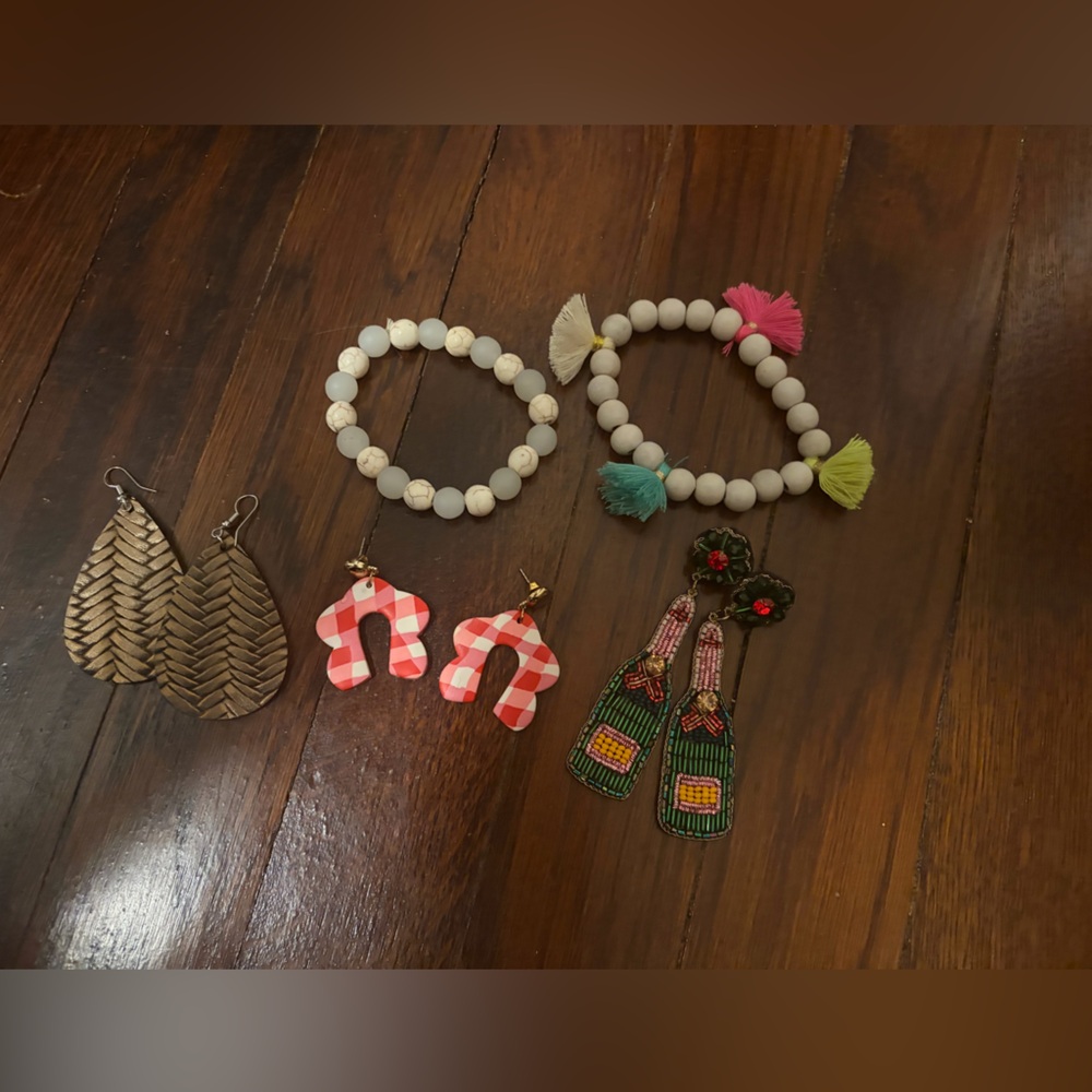 5 piece jewelry set (2 bracelets, 3 earrings)